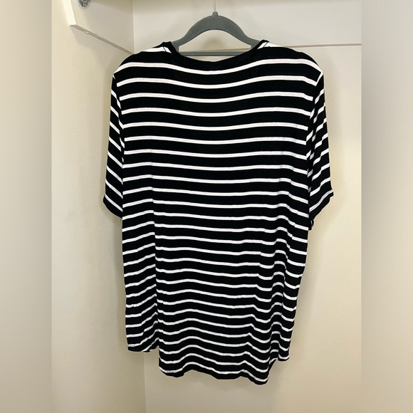 Old Navy Women’s Size XL Luxe Black and White Striped Tee - Picture 8 of 8